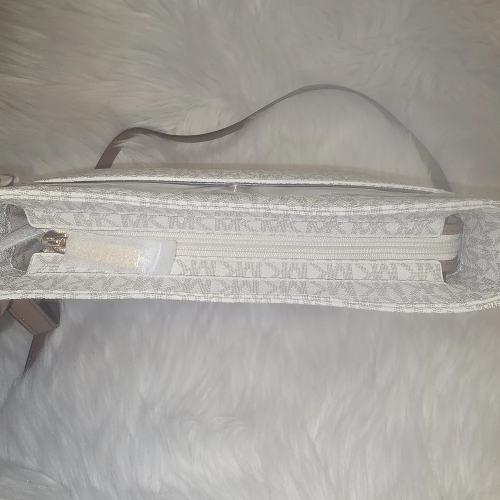 Michael Kors Cream Shoulder Bag - Picture 5 of 13